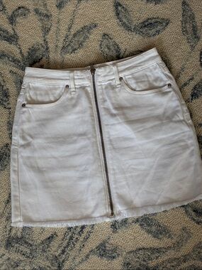 Good American White Zip-Front Denim Mini Skirt - Size: 26